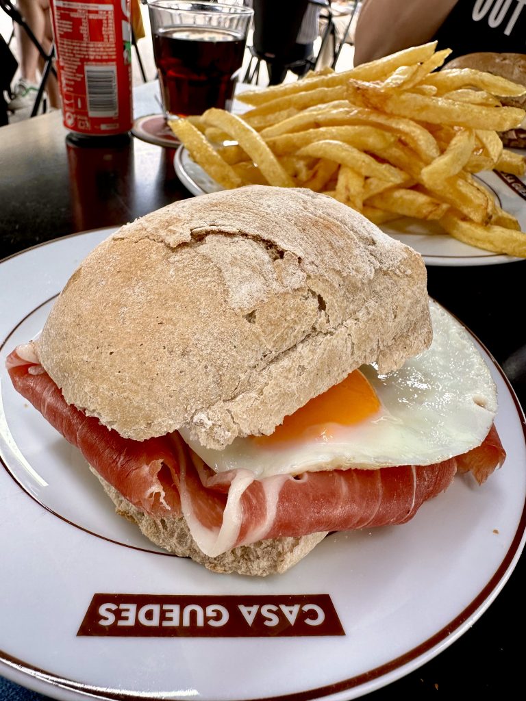 bocadillo de cerdo con queso de Casa Guedes en Oporto