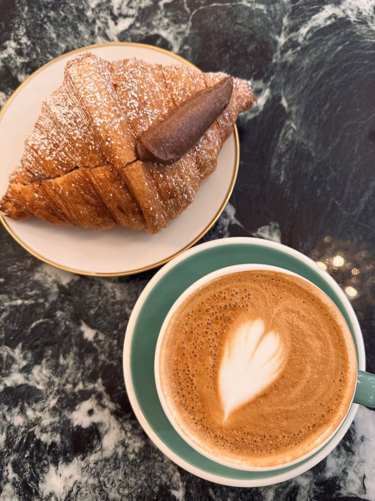 Croissant de chocolate y café en una bakery de Copenhague