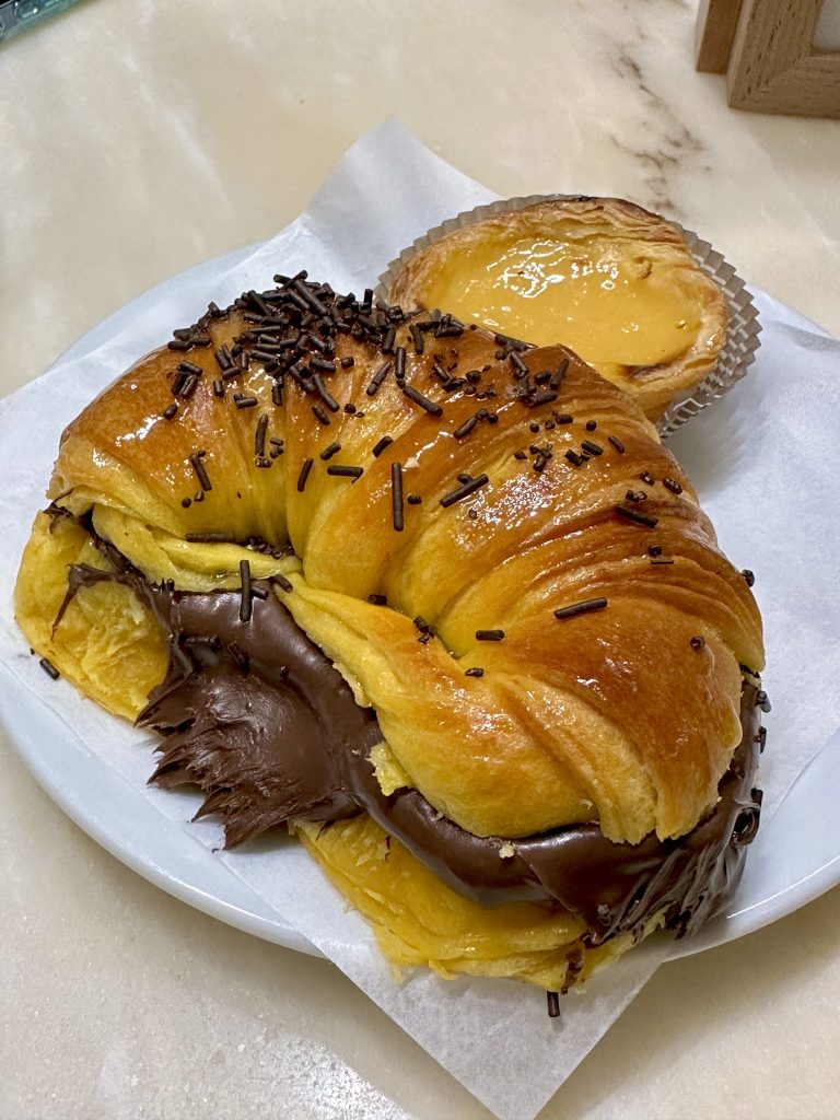 croissant de chocolate y pastel de nata en Oporto