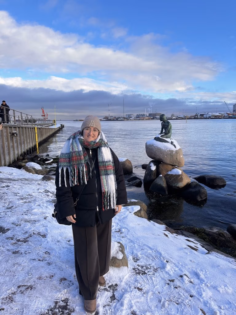 Viajera junto a la estatua de la Sirenita en Copenhague