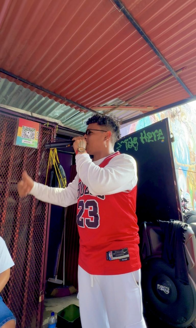 Rap improvisado con @raicesofficial_ en la Comuna 13