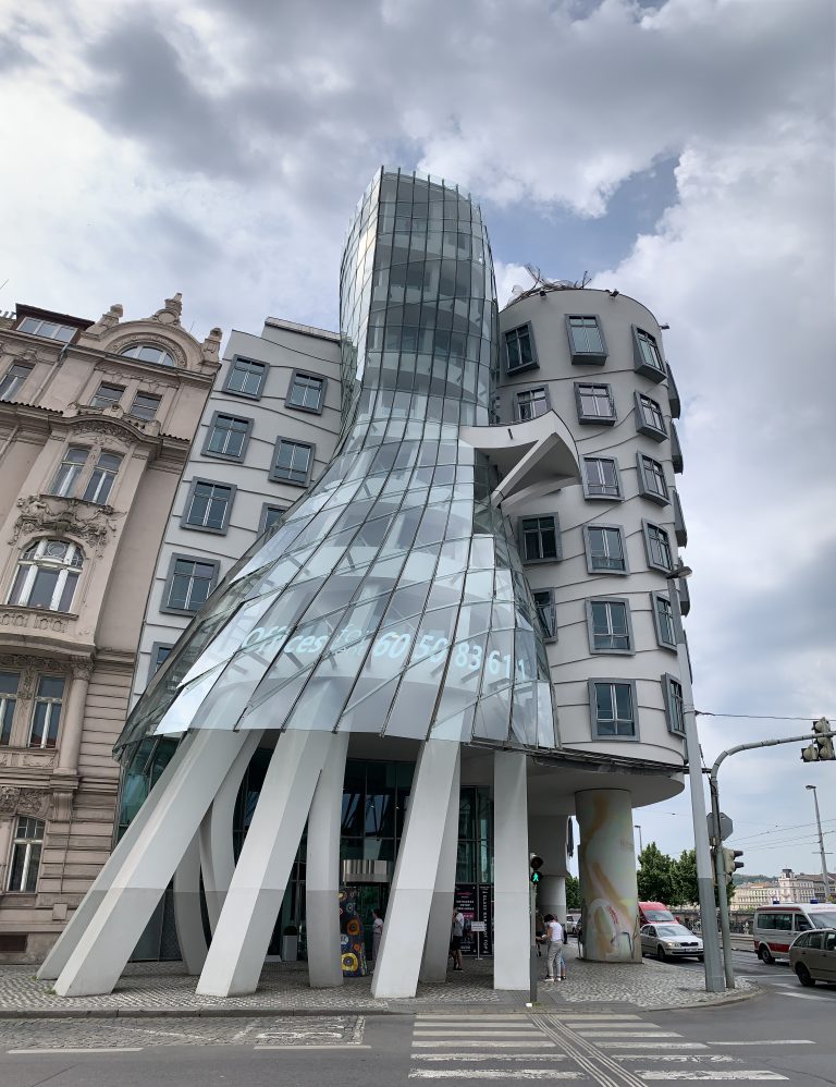 Casa Danzante de Praga junto al río Moldava, uno de los edificios más modernos y curiosos de la ciudad