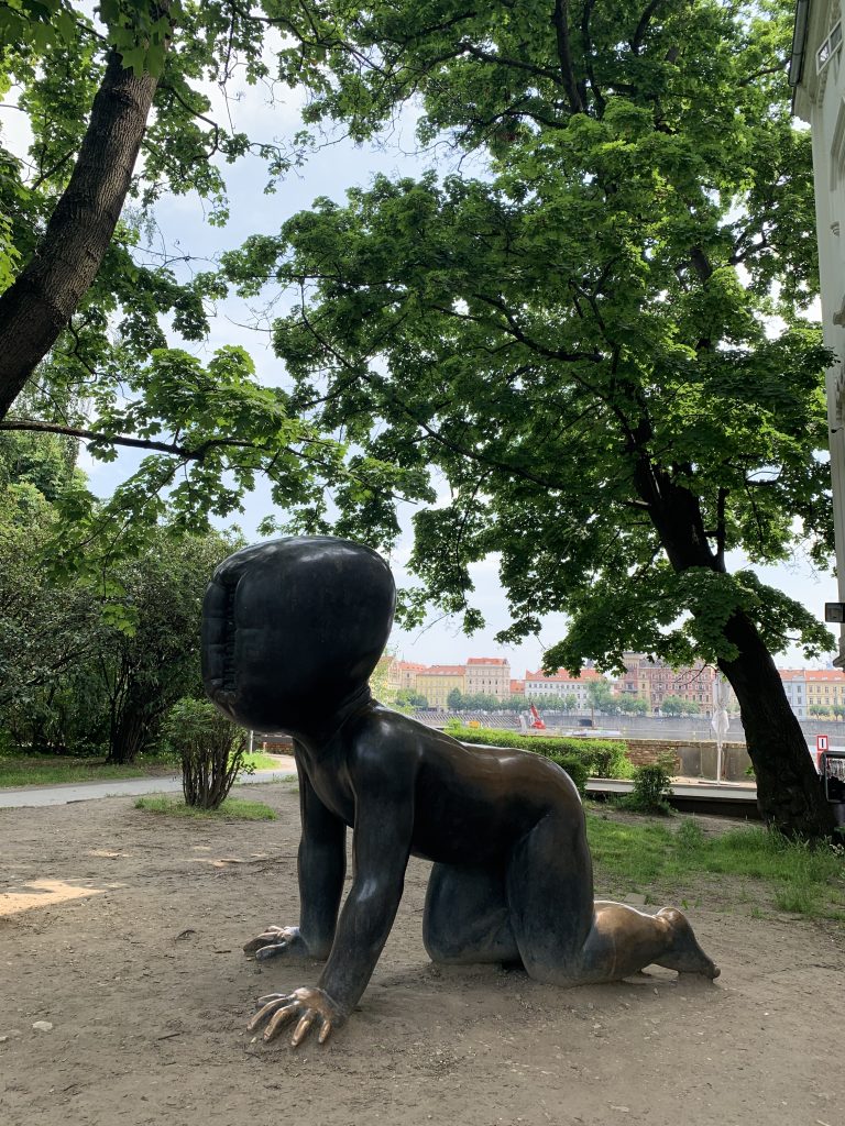 Escultura de bebé gigante de David Černý en la isla de Kampa, Praga, junto al río Moldava
