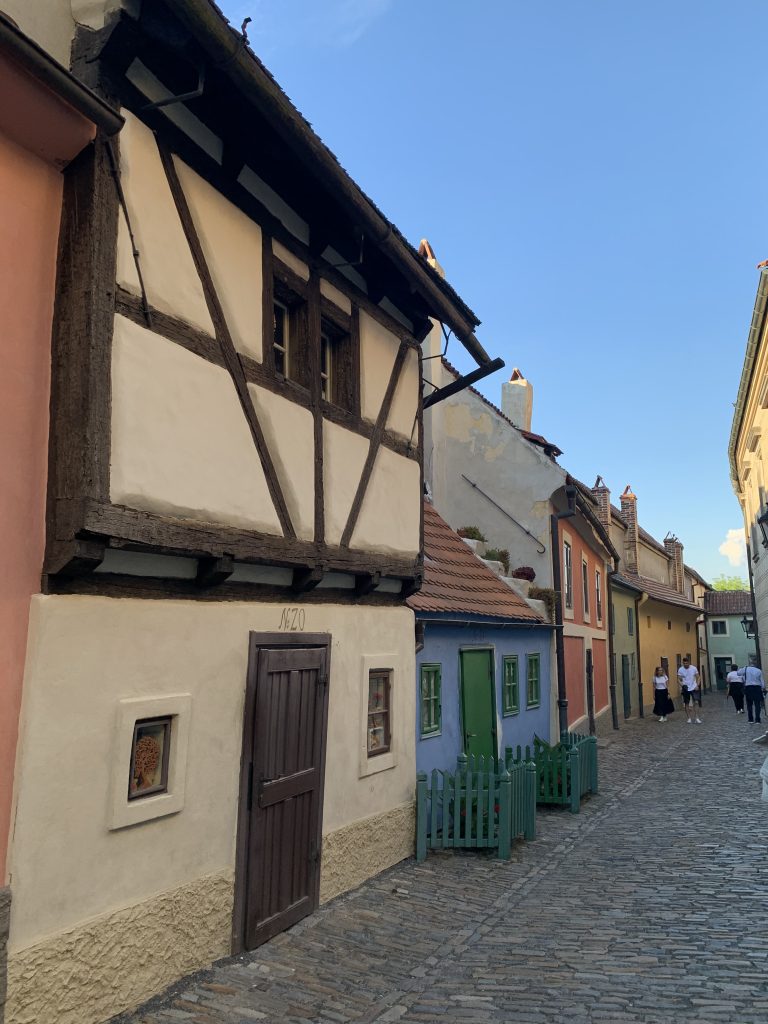 Callejón del Oro en el Castillo de Praga con casas de colores y calles empedradas