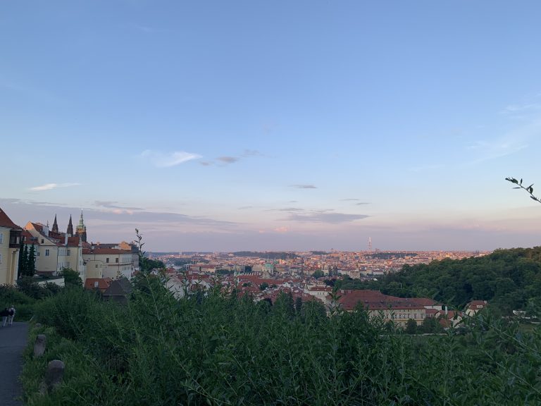Vistas panorámicas de Praga desde el Castillo con tejados rojos y el río Moldava