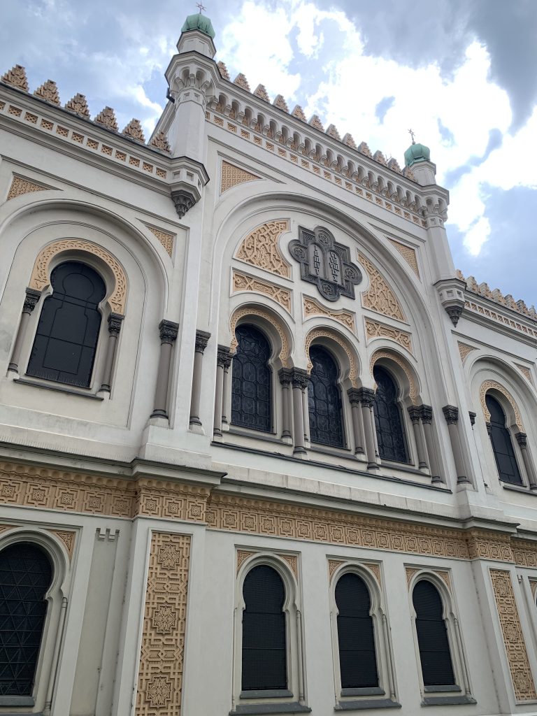 Exterior de la Sinagoga Española en Praga con decoración dorada y estilo morisco en el barrio judío
