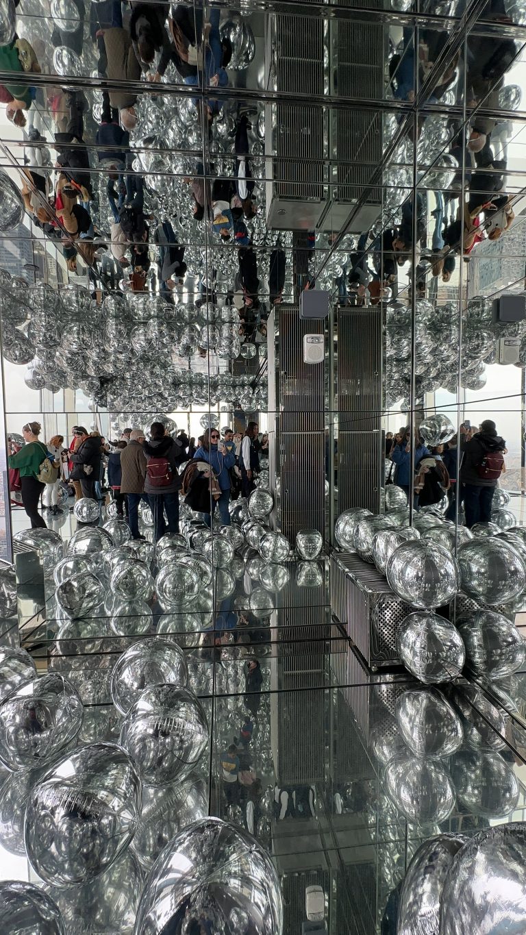 Sala de espejos con bolas plateadas en el mirador Summit One Vanderbilt