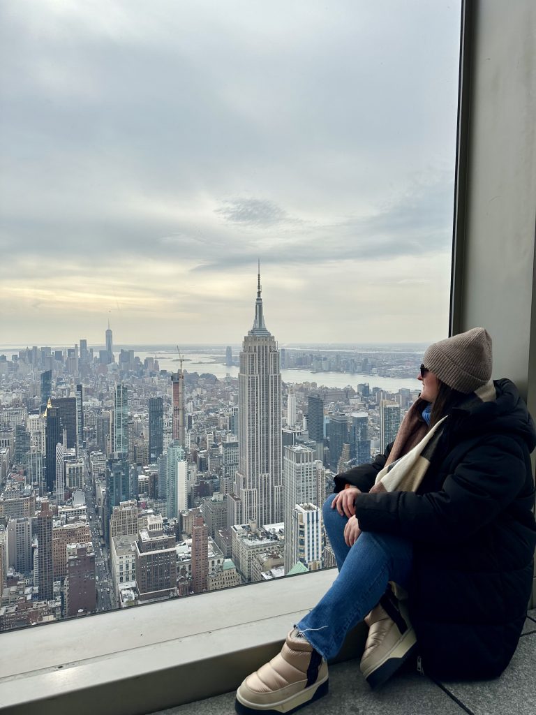 Vistas de Manhattan desde Summit One Vanderbilt con los cristales y la ciudad al fondo