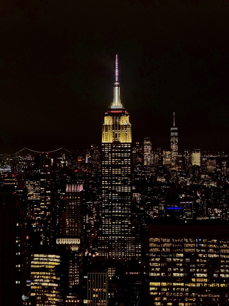 Manhattan de noche desde Top of the Rock con el Empire State Building iluminado