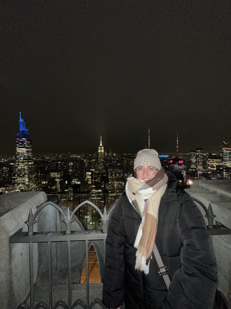 Manhattan de noche iluminada desde el Top of the Rock en el Rockefeller Center