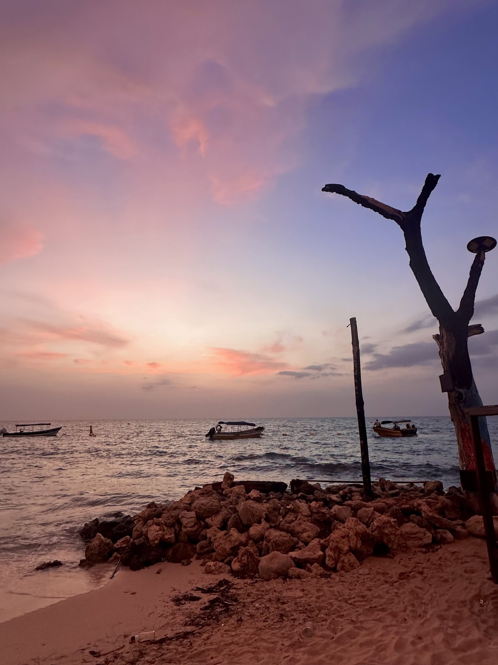 Atardecer en Islas del Rosario con barcos frente a la playa