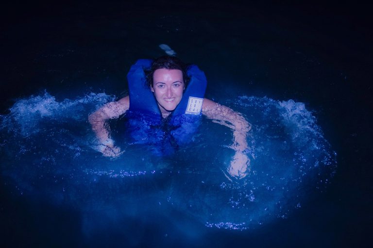 Plancton bioluminiscente en Islas del Rosario por la noche