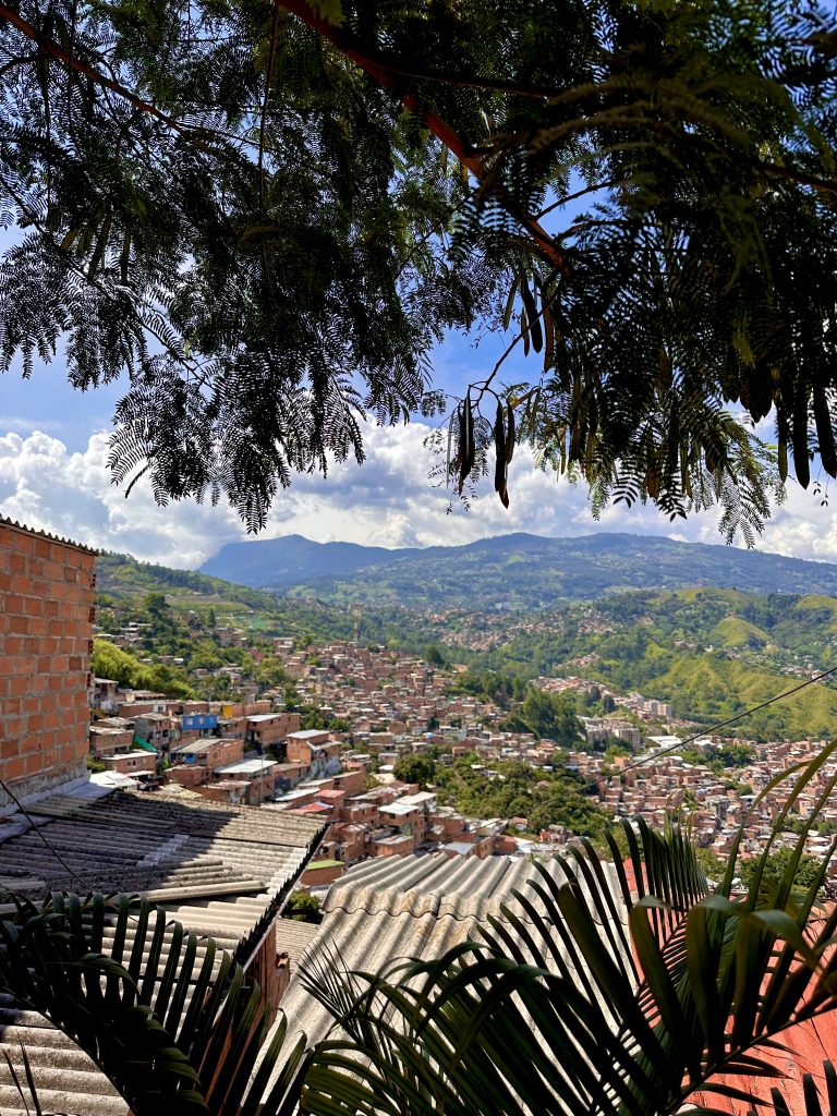 Vista de calles cotidianas de la Comuna 13 fuera de la zona turística