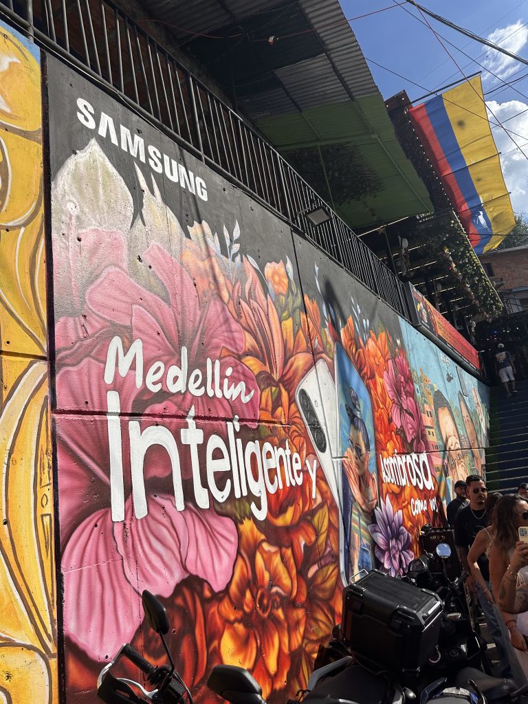 Murales coloridos en la Comuna 13, Medellín