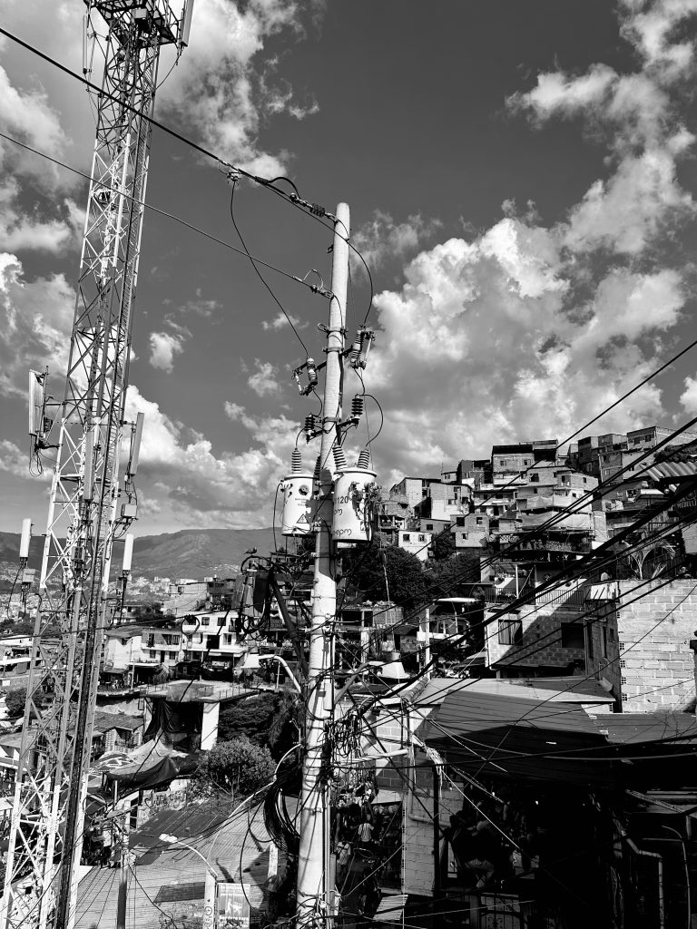 Calles cotidianas de la Comuna 13 fuera de la zona turística