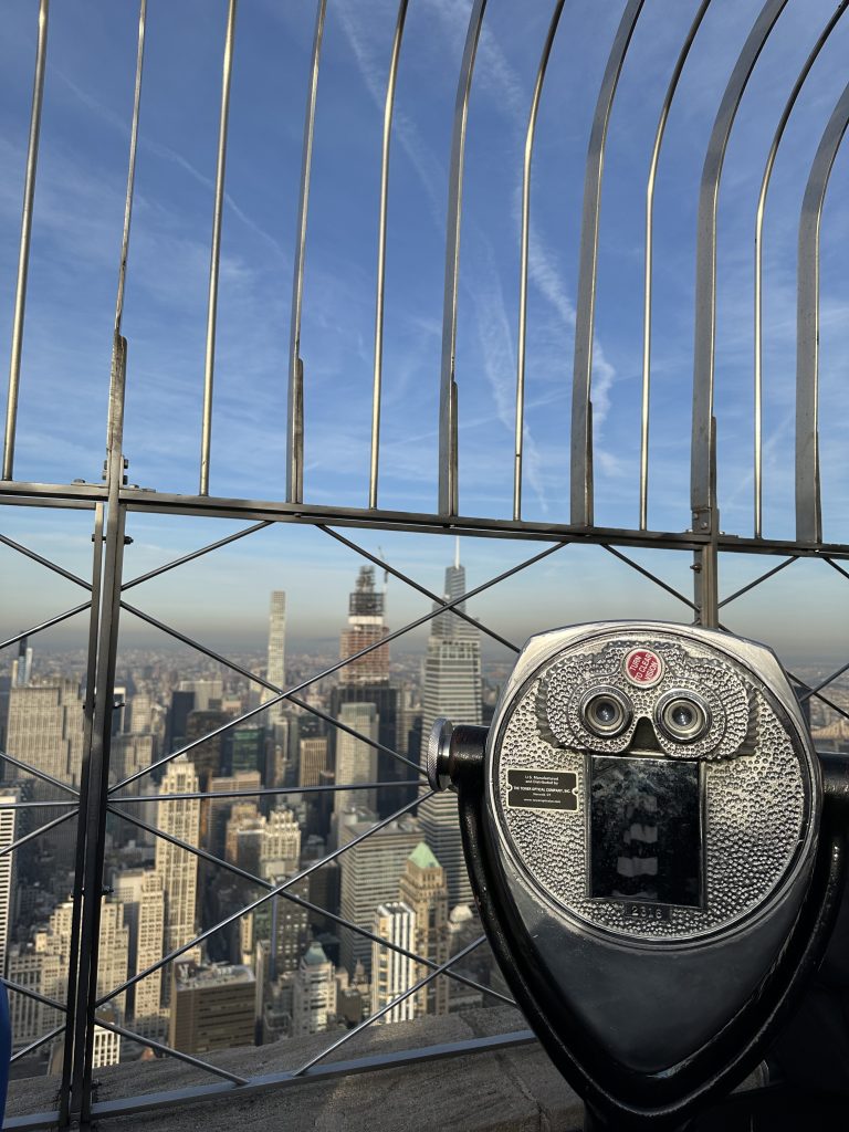 Vistas hacia el norte de Manhattan desde el Empire State Building con prismáticos en primer plano