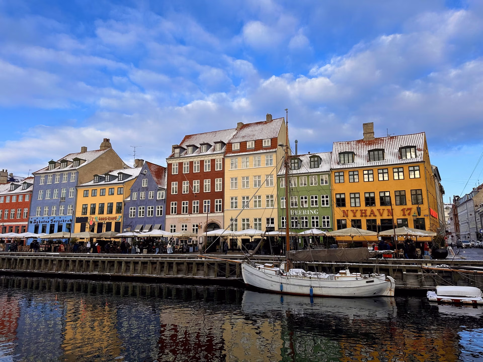 Casas de colores en el canal de Nyhavn en Copenhague
