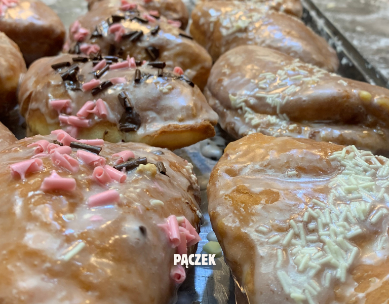 Pączek, bollo dulce polaco relleno de chocolate o mermelada