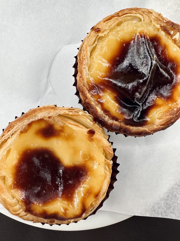pasteles de nata portugueses con crema y hojaldre