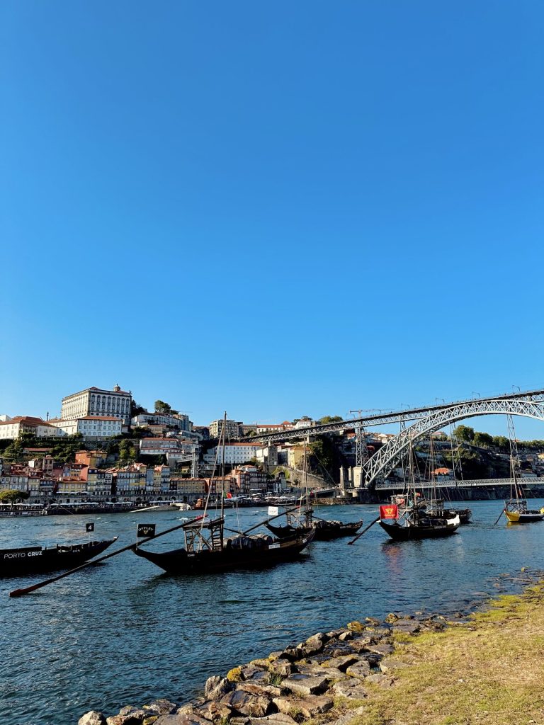 puente Don Luis I y la Ribeira de Oporto con barcos en el río Duero