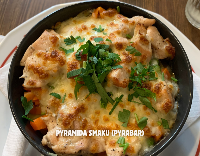 Plato de patata con toppings en Pyrabar, restaurante típico de Poznań